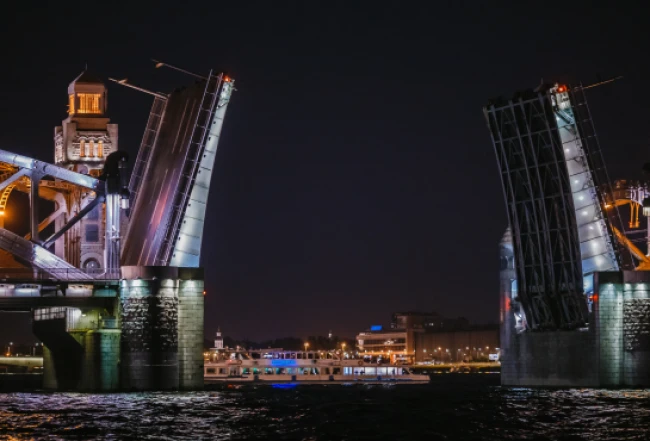 Разводят ли мосты в Санкт-Петербурге осенью?