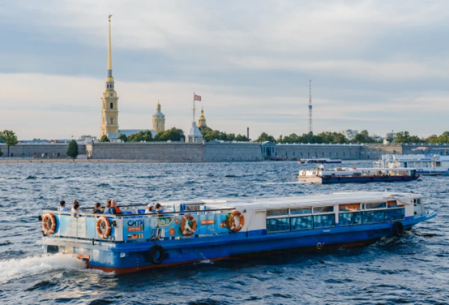 Прогулка на теплоходе с детьми в Петербурге: какой маршрут выбрать летом
