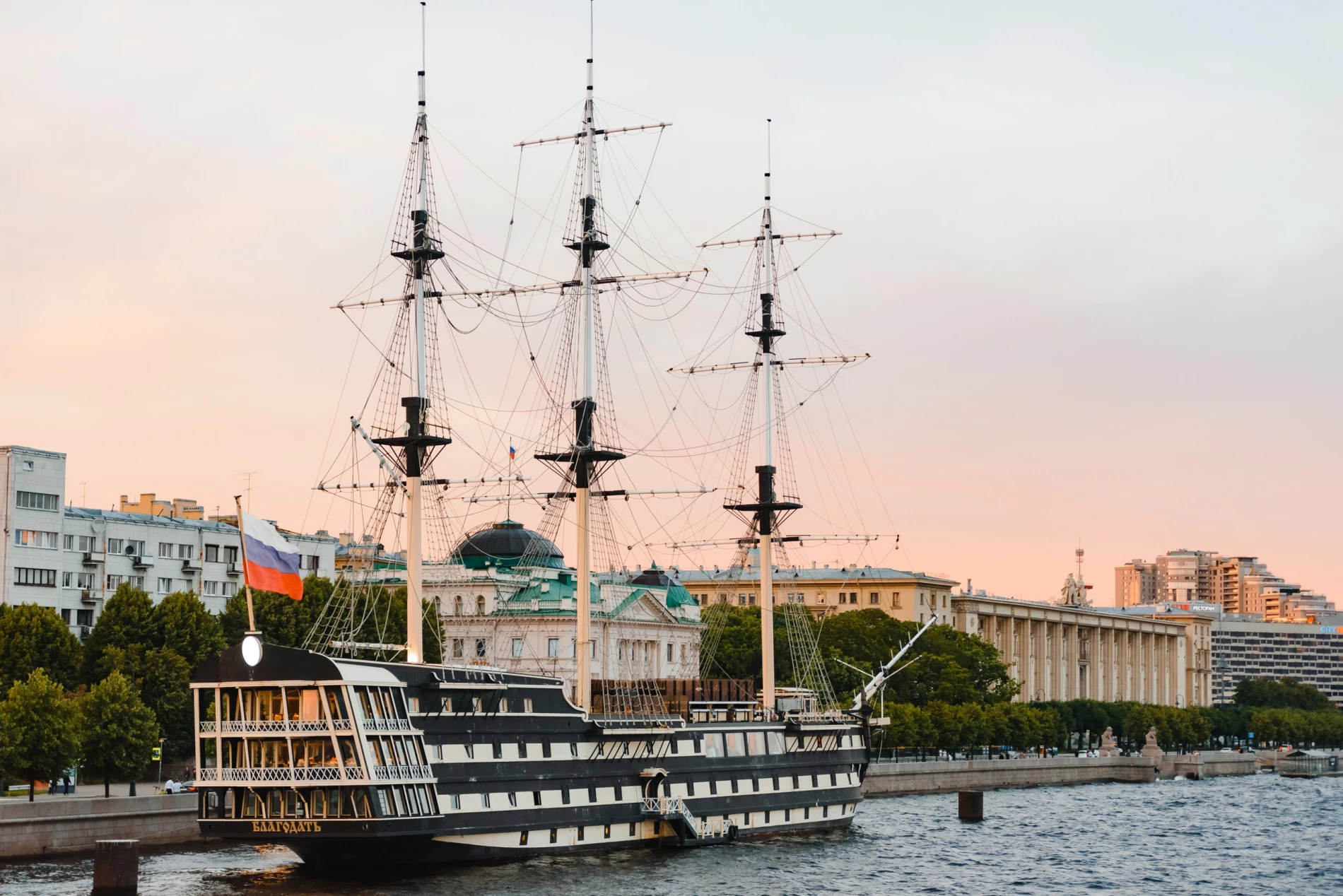 Причал «Фрегат Благодать» в Санкт-Петербурге, Петровская наб., д. 2.  Расписание рейсов