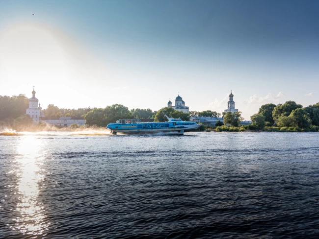 Скоростное судно из Великого Новгорода в деревню Взвад (носовой салон)