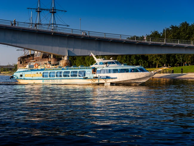 Скоростное судно из деревни Взвад в Великий Новгород (основной салон)