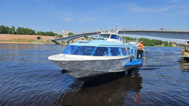 Скоростное судно из Великого Новгорода в деревню Взвад (носовой салон)