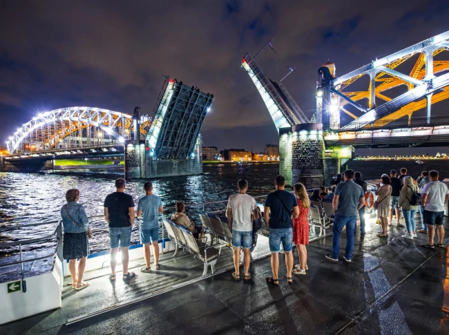 Семь разводных мостов на катамаране