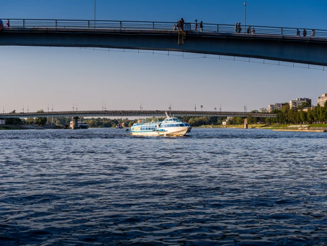 Скоростное судно из Великого Новгорода в деревню Взвад (носовой салон)